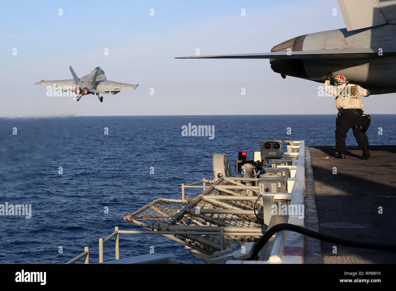 190217-N-FK070-0523 OCEANO ATLANTICO (feb. 17, 2019) Un F/A-18E Super Hornet dal "Pukin " Cani " di Strike Fighter Squadron (VFA) 143 lancia dal ponte di volo dell'Nimitz-class portaerei USS Abraham Lincoln (CVN 72). Abraham Lincoln è in corso composito conduttore unità di addestramento esercizio (COMPTUEX) con supporto Strike gruppo (CSG) 12. I componenti del CSG 12 incarnano un team-di-squadre concetto, che unisce la superficie avanzata, aria e sistemi attivi per creare e sostenere la capacità operativa. Questo consente loro di preparare e condurre operazioni globali, sono efficaci e durevoli comm Foto Stock