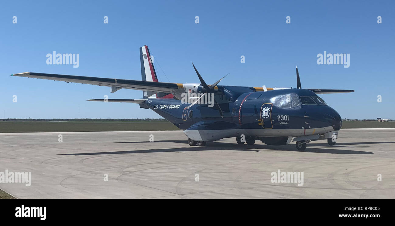 Un HC-144B Ocean Sentry, settore/stazione aria Corpus Christi del più recente aggiunta, poggia su una pista di atterraggio per aerei nel Corpus Christi, Texas nel febbraio 20, 2019. Questo velivolo aggiornato contiene miglioramenti che consentirà a personale di volo per raccogliere ed elaborare le informazioni di sorveglianza che può essere trasmesso ad altre piattaforme e le unità durante il volo. Stati Uniti Coast Guard foto di tenente j.g. Jessica Wright. Foto Stock