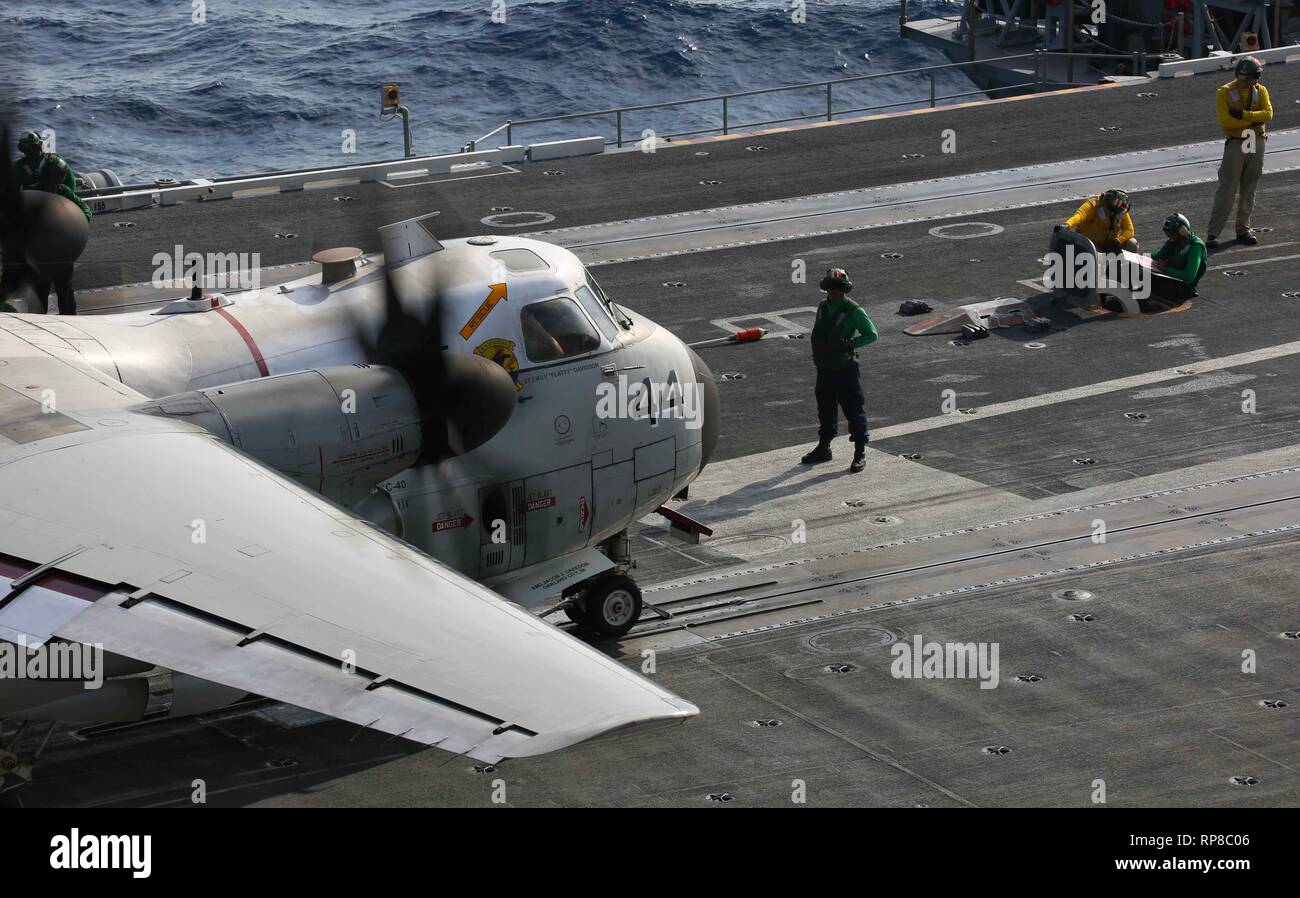 190218-N-GD018-1010 OCEANO ATLANTICO (feb. 18, 2019) un C-2un levriero dal 'Rawhides' DELLA FLOTTA DI SUPPORTO LOGISTICO Squadron (VRC) 40 si prepara al lancio dal ponte di volo dell'Nimitz-class portaerei USS Abraham Lincoln (CVN 72). Abraham Lincoln è in corso di conduzione unità composito esercizio (COMPTUEX) con supporto Strike gruppo (CSG) 12. I componenti del CSG 12 incarnano un team-di-squadre concetto, che unisce la superficie avanzata, aria e sistemi attivi per creare e sostenere la capacità operativa. Questo consente loro di preparare e condurre operazioni globali di disporre di efficaci e ultimo Foto Stock