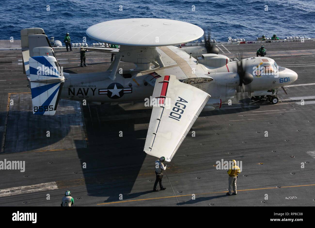 190218-N-GD018-1046 OCEANO ATLANTICO (feb. 18, 2019) E-2D Hawkeye dal 'Bluetails' di Carrier Airborne Early Warning Squadron (VAW) 121 si prepara al lancio dal ponte di volo dell'Nimitz-class portaerei USS Abraham Lincoln (CVN 72). Abraham Lincoln è in corso di conduzione unità composito esercizio (COMPTUEX) con supporto Strike gruppo (CSG) 12. I componenti del CSG 12 incarnano un team-di-squadre concetto, che unisce la superficie avanzata, aria e sistemi attivi per creare e sostenere la capacità operativa. Questo consente loro di preparare e condurre operazioni globali di disporre di efficaci Foto Stock