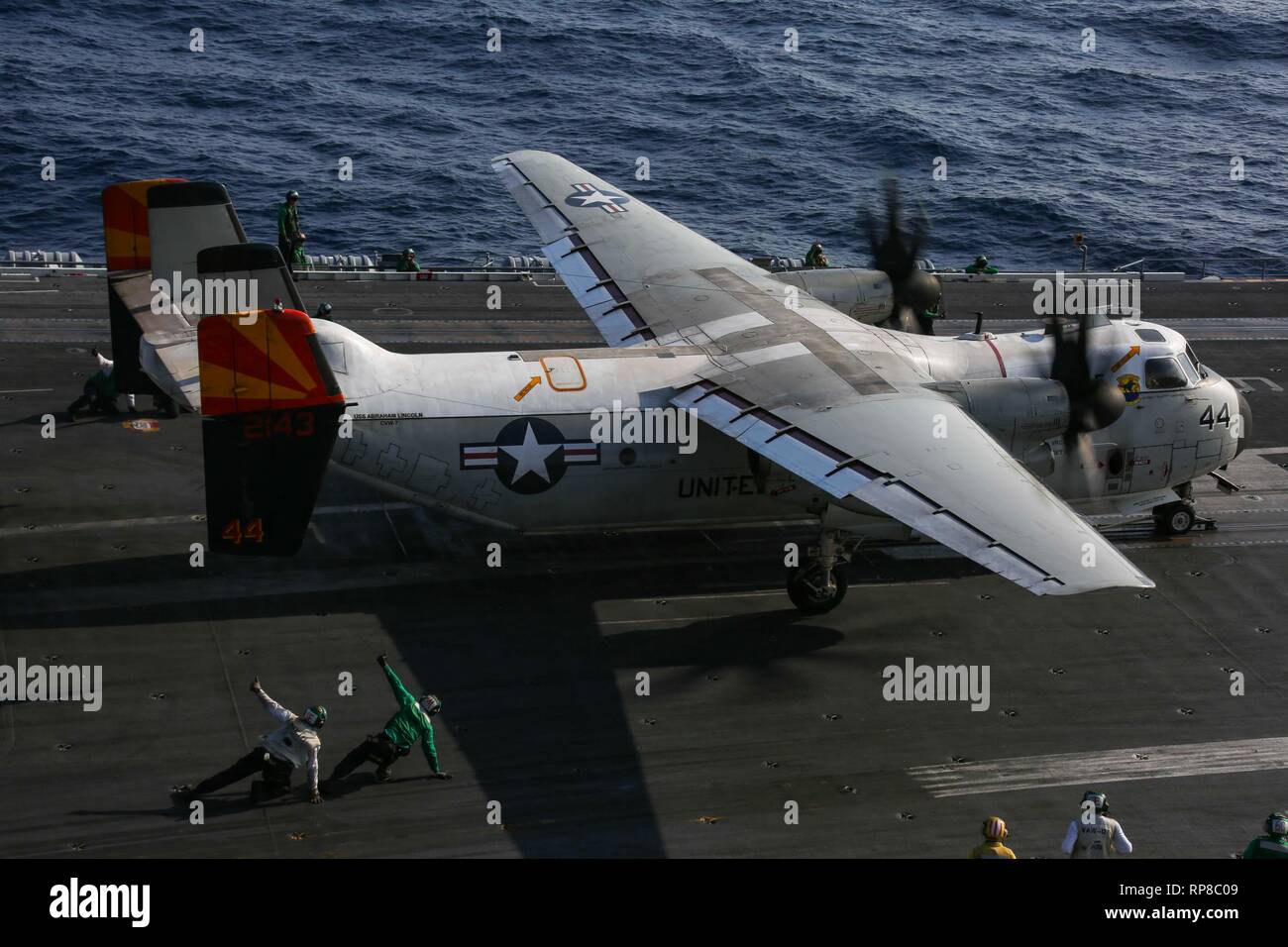 190218-N-GD018-1025 OCEANO ATLANTICO (feb. 18, 2019) un C-2un levriero dal 'Rawhides' DELLA FLOTTA DI SUPPORTO LOGISTICO Squadron (VRC) 40 si prepara al lancio dal ponte di volo dell'Nimitz-class portaerei USS Abraham Lincoln (CVN 72). Abraham Lincoln è in corso di conduzione unità composito esercizio (COMPTUEX) con supporto Strike gruppo (CSG) 12. I componenti del CSG 12 incarnano un team-di-squadre concetto, che unisce la superficie avanzata, aria e sistemi attivi per creare e sostenere la capacità operativa. Questo consente loro di preparare e condurre operazioni globali di disporre di efficaci e ultimo Foto Stock