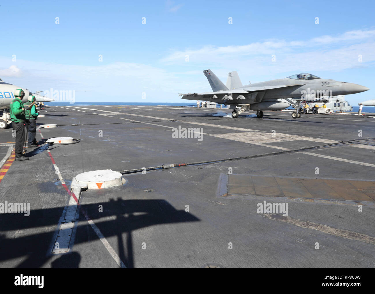 190216-N-UX312-0064 OCEANO ATLANTICO (feb. 16, 2019) Un F/A-18E Super Hornet dal 'Sidewinders' di Strike Fighter Squadron (VFA) 86 esegue un arrestato atterraggio sul ponte di volo della Nimitz-class portaerei USS Abraham Lincoln (CVN 72). Abraham Lincoln è in corso composito conduttore unità di addestramento esercizio (COMPTUEX) con supporto Strike gruppo (CSG) 12. I componenti del CSG 12 incarnano un team-di-squadre concetto, che unisce la superficie avanzata, aria e sistemi attivi per creare e sostenere la capacità operativa. Questo consente loro di preparare e condurre operazioni globali di disporre di efficaci Foto Stock