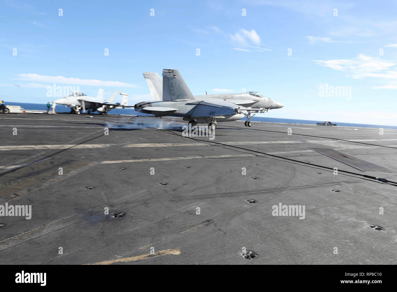 190216-N-UX312-0097 OCEANO ATLANTICO (feb. 16, 2019) Un F/A-18E Super Hornet dal 'Pukin' Cani' di Strike Fighter Squadron (VFA) 143 esegue un arrestato atterraggio sul ponte di volo della Nimitz-class portaerei USS Abraham Lincoln (CVN 72). Abraham Lincoln è in corso composito conduttore unità di addestramento esercizio (COMPTUEX) con supporto Strike gruppo (CSG) 12. I componenti del CSG 12 incarnano un team-di-squadre concetto, che unisce la superficie avanzata, aria e sistemi attivi per creare e sostenere la capacità operativa. Questo consente loro di preparare e condurre operazioni globali hanno effectiv Foto Stock