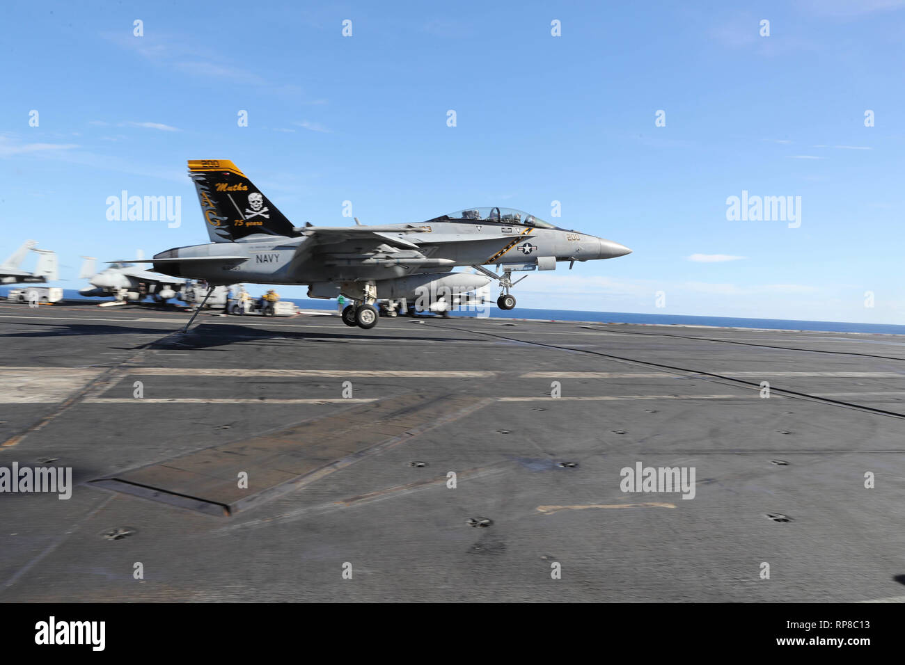190216-N-UX312-0082 OCEANO ATLANTICO (feb. 16, 2019) Un F/A-18F Super Hornet da "Jolly Rogers' di Strike Fighter Squadron(VFA) 103 esegue un arrestato atterraggio sul ponte di volo della Nimitz-class portaerei USS Abraham Lincoln (CVN 72). Abraham Lincoln è in corso composito conduttore unità di addestramento esercizio (COMPTUEX) con supporto Strike gruppo (CSG) 12. I componenti del CSG 12 incarnano un team-di-squadre concetto, che unisce la superficie avanzata, aria e sistemi attivi per creare e sostenere la capacità operativa. Questo consente loro di preparare e condurre operazioni globali hanno effectiv Foto Stock