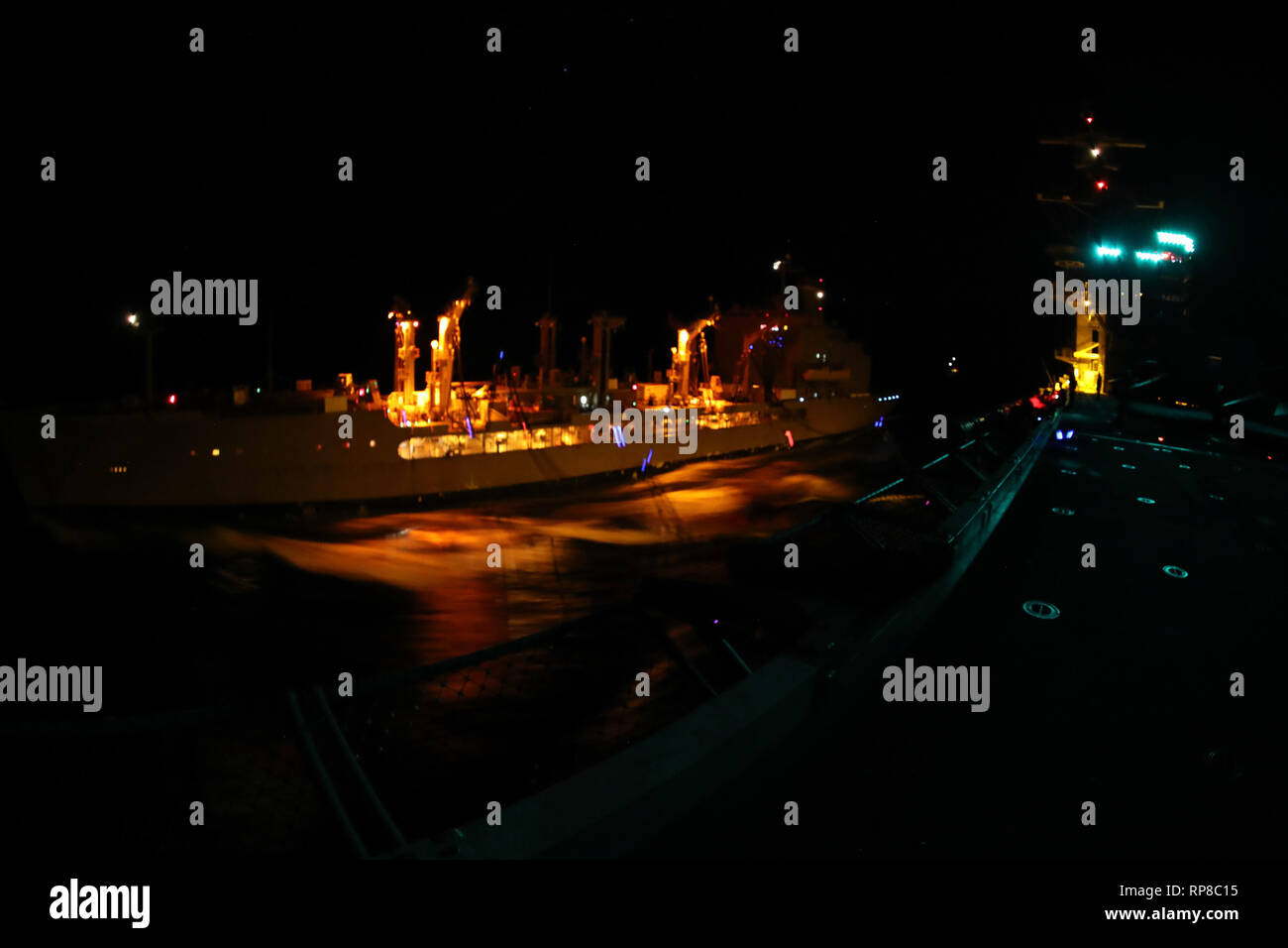 190216-N-FB291-1160 OCEANO ATLANTICO (Feb 16, 2019) La Nimitz-class portaerei USS Abraham Lincoln (CVN 72) partecipa a una ricostituzione in mare con il Henry J. Kiser-class flotta oliatore di rifornimento USNS Leroy Grumman (T-AO 195). Abraham Lincoln è in corso composito conduttore unità di addestramento esercizio (COMPTUEX) con supporto Strike gruppo (CSG) 12. I componenti del CSG 12 incarnano un team-di-squadre concetto, che unisce la superficie avanzata, aria e sistemi attivi per creare e sostenere la capacità operativa. Questo consente loro di preparare e condurre operazioni globali di disporre di efficaci e lasti Foto Stock