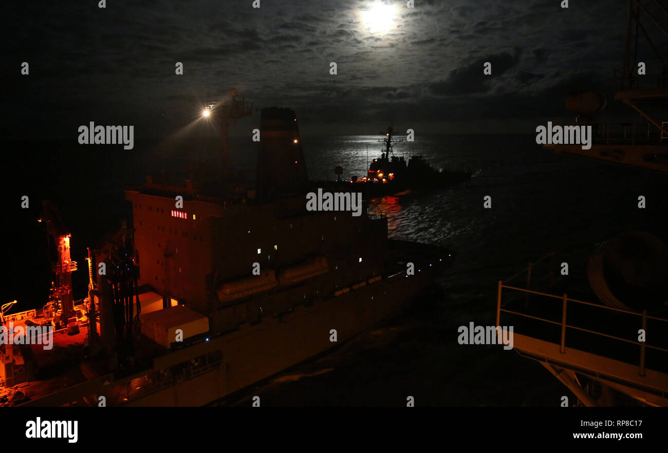190216-N-CT127-0172 OCEANO ATLANTICO (feb. 16, 2019) Il Arleigh Burke class missile destroyer USS Gonzalez (DDG 66) arriva al fianco di Henry J. Kiser-class flotta oliatore di rifornimento USNS Leroy Grumman (T-AO 195) durante un rifornimento in mare con il Nimitz-class portaerei USS Abraham Lincoln (CVN 72) . Abraham Lincoln è in corso composito conduttore unità di addestramento esercizio (COMPTUEX) con supporto Strike gruppo (CSG) 12. I componenti del CSG 12 incarnano un team-di-squadre concetto, che unisce la superficie avanzata, aria e sistemi attivi per creare e sostenere la capacità operativa. Questo ena Foto Stock