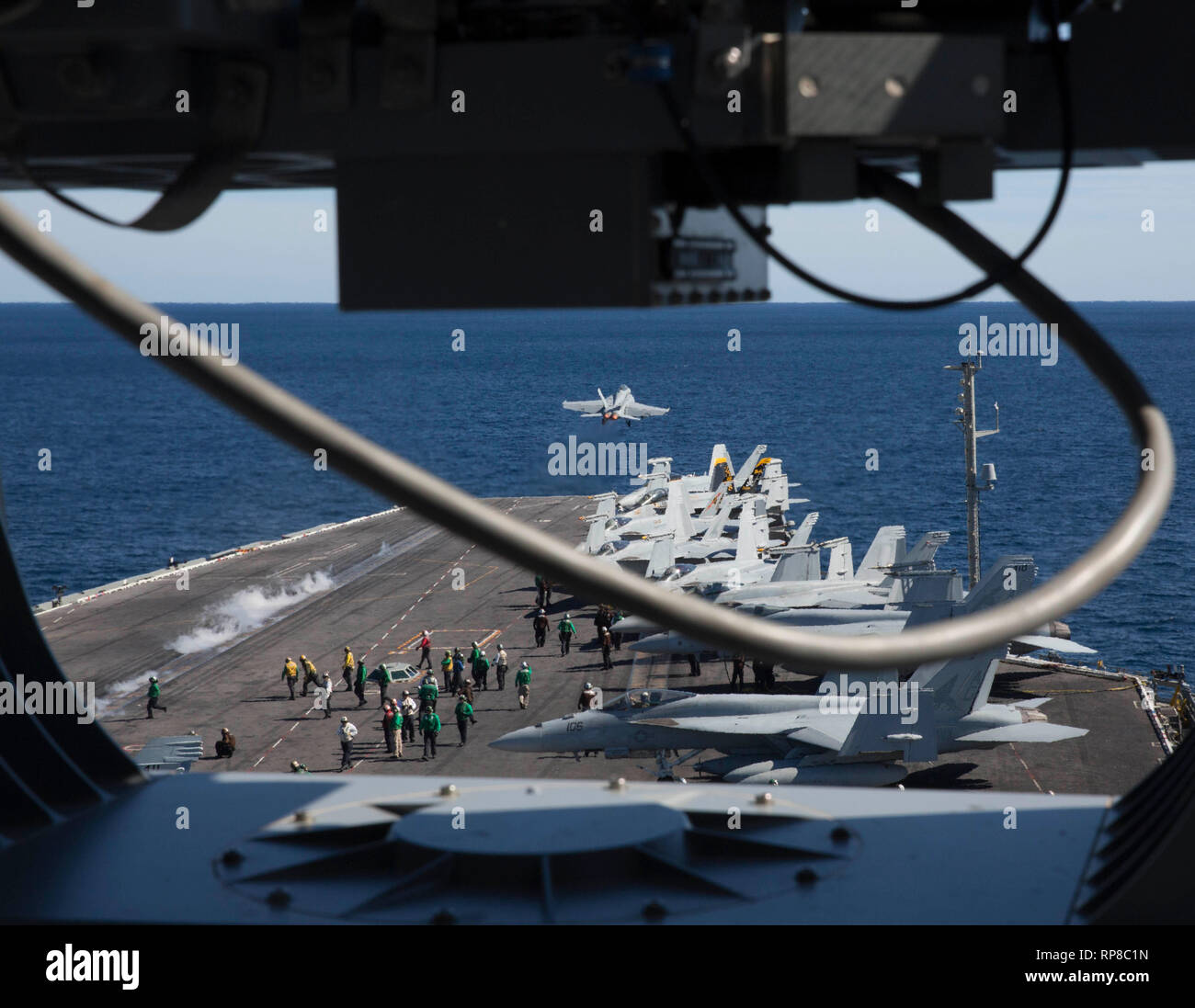 190214-N-AL451-0014 OCEANO ATLANTICO (feb. 14, 2019) Un F/A-18E Super Hornet lancia dal ponte di volo a bordo della Nimitz-class portaerei USS Abraham Lincoln (CVN 72). Abraham Lincoln è in corso composito conduttore unità di addestramento esercizio (COMPTUEX) con supporto Strike gruppo (CSG) 12. I componenti del CSG 12 incarnano un "team-di-team" concetto, che unisce la superficie avanzata, aria e sistemi attivi per creare e sostenere la capacità operativa. Questo consente loro di preparare e condurre operazioni globali, sono efficaci e durevoli di comando e di controllo, e di dimostrare dedizione e commit Foto Stock