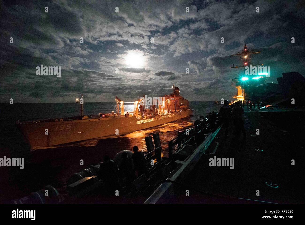 190216-N-DI108-0055 OCEANO ATLANTICO (Feb 16, 2019) La Nimitz-class portaerei USS Abraham Lincoln (CVN 72) partecipa al rifornimento in mare con il Henry J. Kiser-class flotta oliatore di rifornimento USNS Leroy Grumman (T-AO 195). Abraham Lincoln è in corso composito conduttore unità di addestramento esercizio (COMPTUEX) con supporto Strike gruppo (CSG) 12. I componenti del CSG 12 incarnano un 'team-di-squadre' concetto, che unisce la superficie avanzata, aria e sistemi attivi per creare e sostenere la capacità operativa. Questo consente loro di preparare e condurre operazioni globali di disporre di efficaci e ultimo Foto Stock