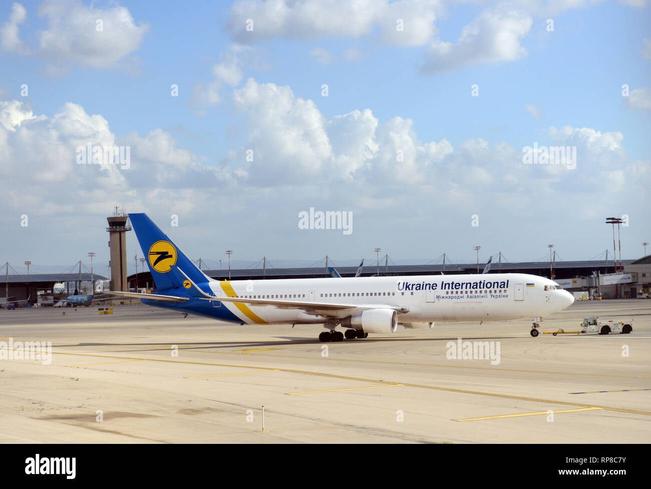 Un Ukraine International Airlines in aereo Aeroporto internazionale Ben Gurion. Foto Stock