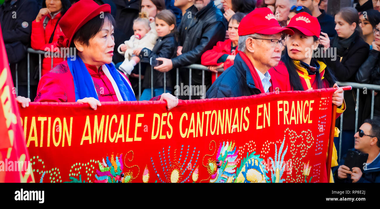 Parigi, Francia - 17 febbraio 2019. Ultimo giorno della celebrazione del Capodanno cinese festival in strada. Persone dragon lion spettacolo di danza costumi colorati. Foto Stock