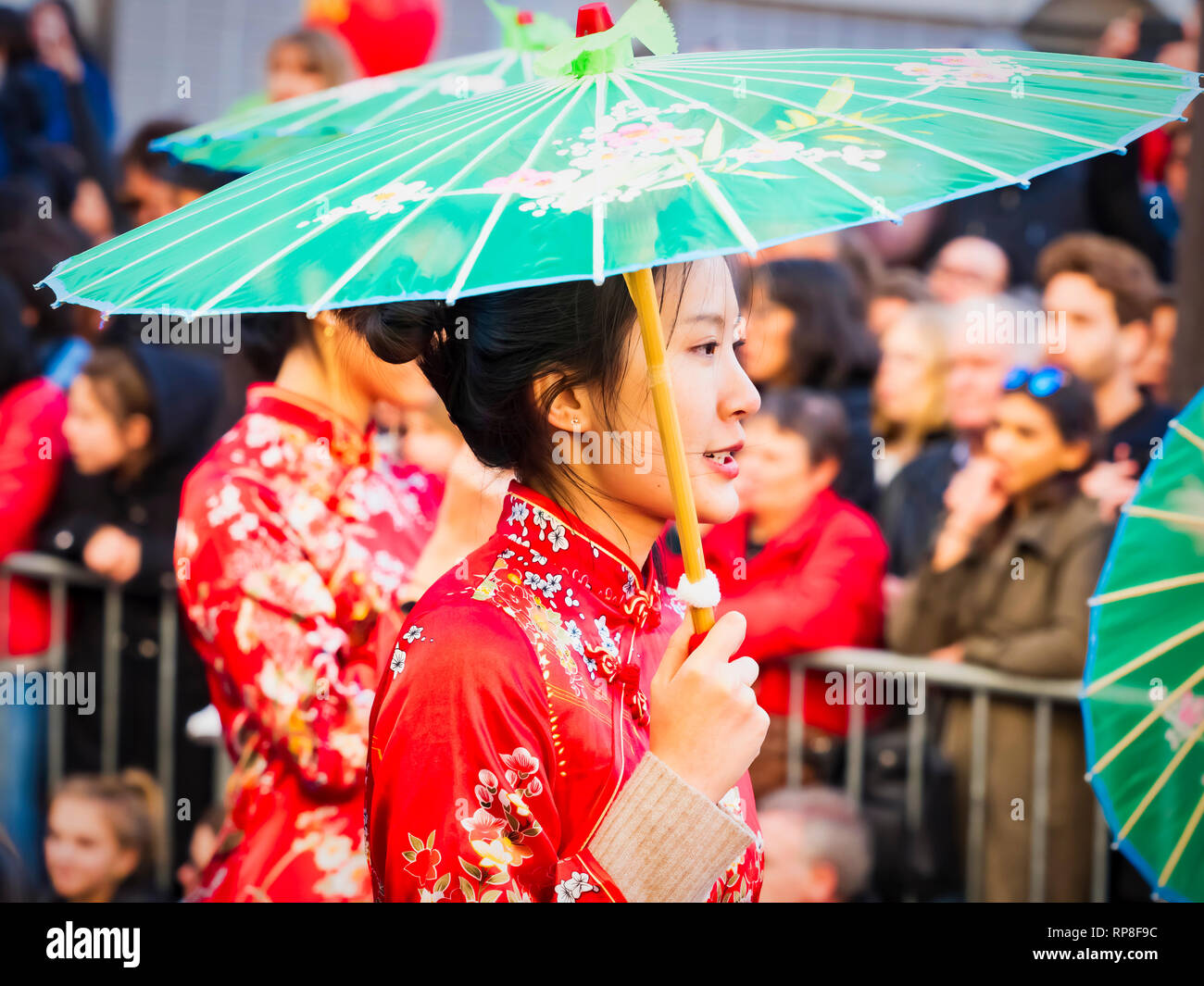 Parigi, Francia - 17 febbraio 2019. Ultimo giorno della celebrazione del Capodanno cinese festival in strada. Ritratto di donna spettacolo con costumi colorati e Foto Stock