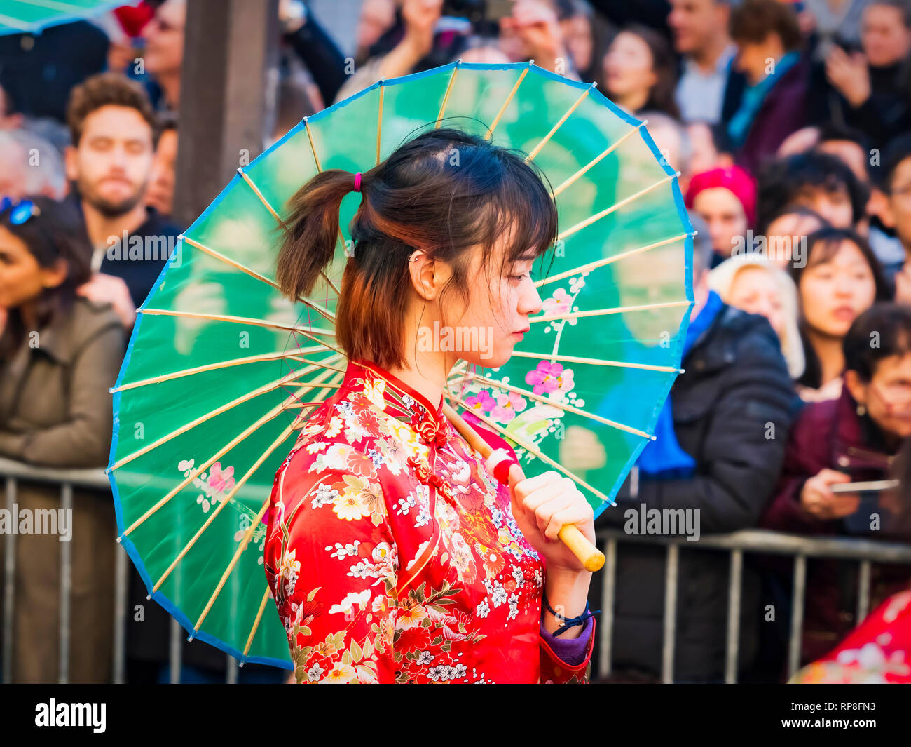 Parigi, Francia - 17 febbraio 2019. Ultimo giorno della celebrazione del Capodanno cinese festival in strada. Ritratto di donna spettacolo con costumi colorati e Foto Stock