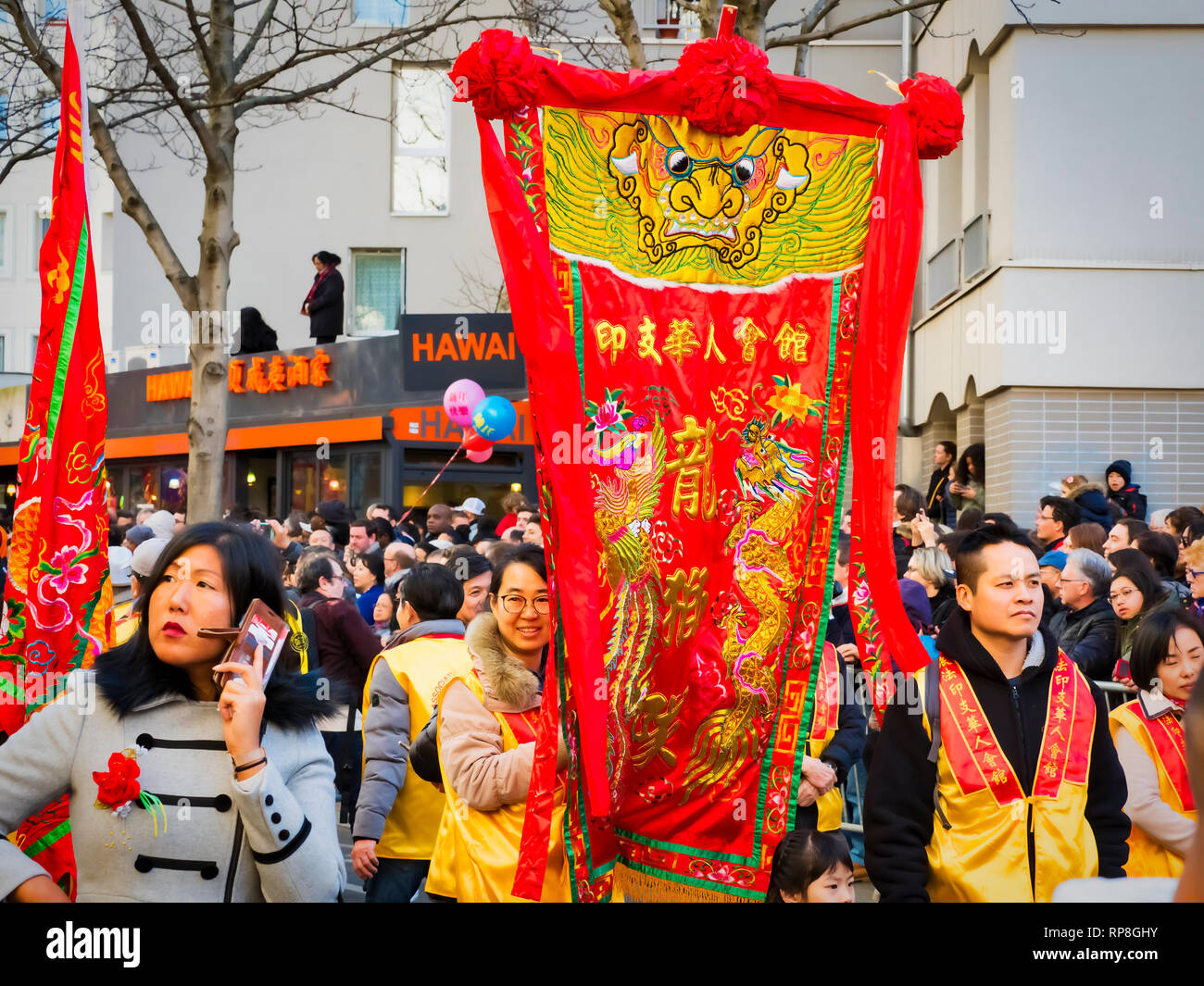 Parigi, Francia - 17 febbraio 2019. Ultimo giorno della celebrazione del Capodanno cinese festival in strada. Persone dragon lion spettacolo di danza costumi colorati. Foto Stock