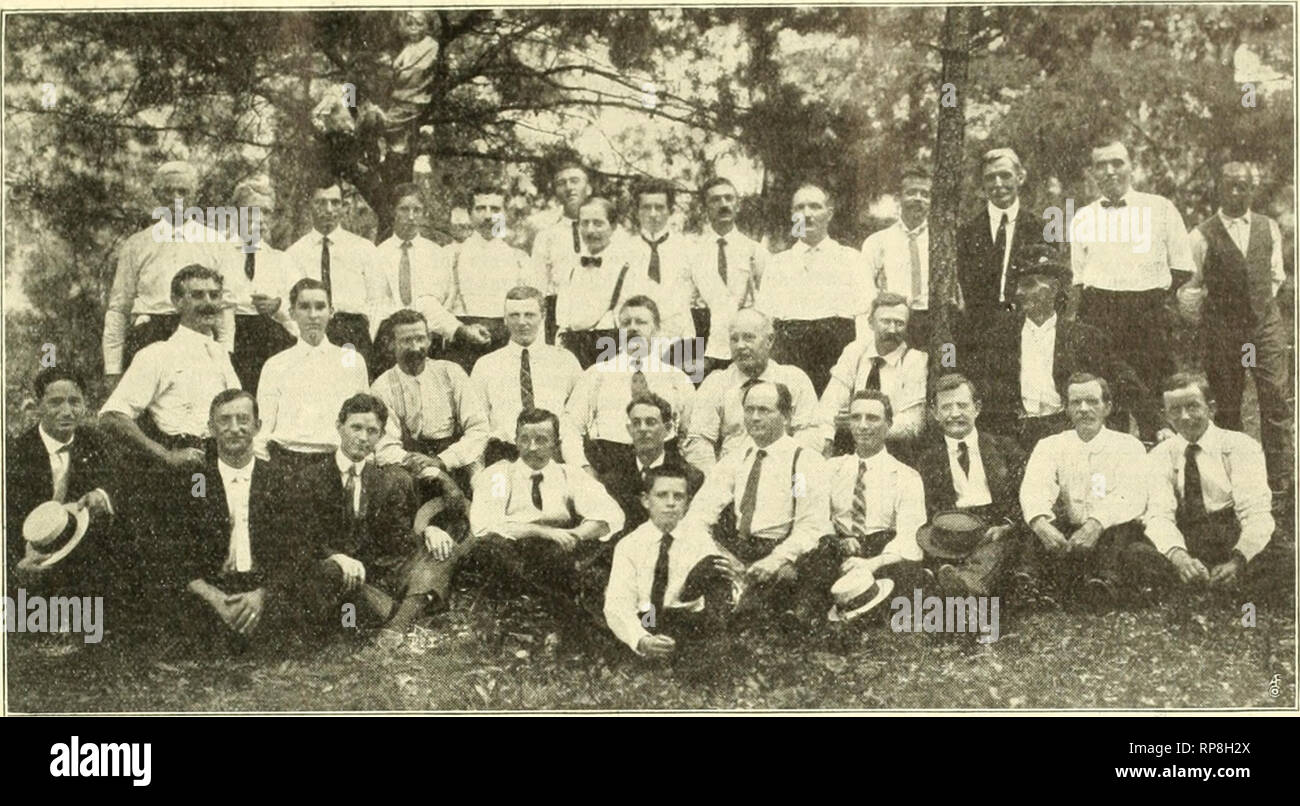 . Il fiorista americana : un giornale settimanale per il commercio. Floricoltura; fioristi. Taos. Il fiorista americano. Ill. BIRMINGHAM FIORISTI' E Horticultural Society. Gita llelil ;il West Lukes, vicino Hessemer, Al.i., 22 Luglio 1901*. Nomi uf quelli in Foto. Lettura; da sinistra a destra: Indietro. In piedi - Frank Lide. F. J. Dolsen, Gus Miller, Lester Lewis, prof. Lehman del tempo Stati Uniti Bureau, C. C. Howard. D. P. Durban (Segretario). Ernest Jvohlenberg. H. W. Luther, .John Moninger. Andrew Hauge, prof. C C. la paglia. F. W. Thirkildson, (Tom Williams. La società" JIascot l. Fila centrale -Hugh S Foto Stock