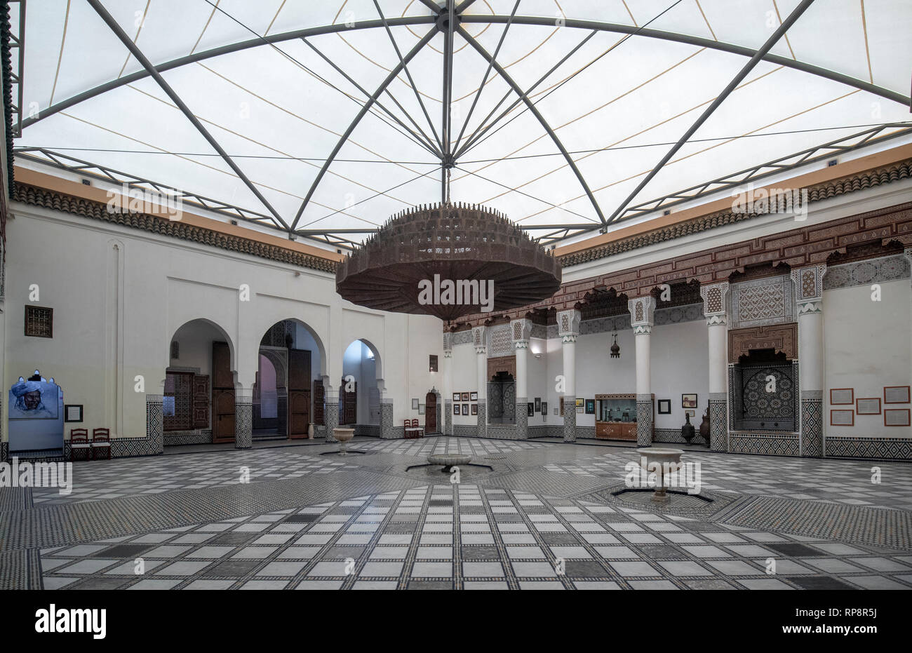 All'interno del Museo di Marrakesh situato nel dar Menebhi Palace. Il soffitto in legno. Musee de cortile di Marrakech in Marocco Foto Stock