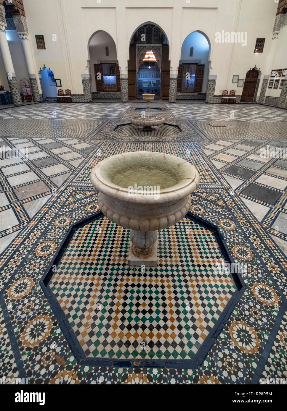 All'interno del Museo di Marrakesh situato nel dar Menebhi Palace. Il soffitto in legno. Musee de cortile di Marrakech in Marocco Foto Stock
