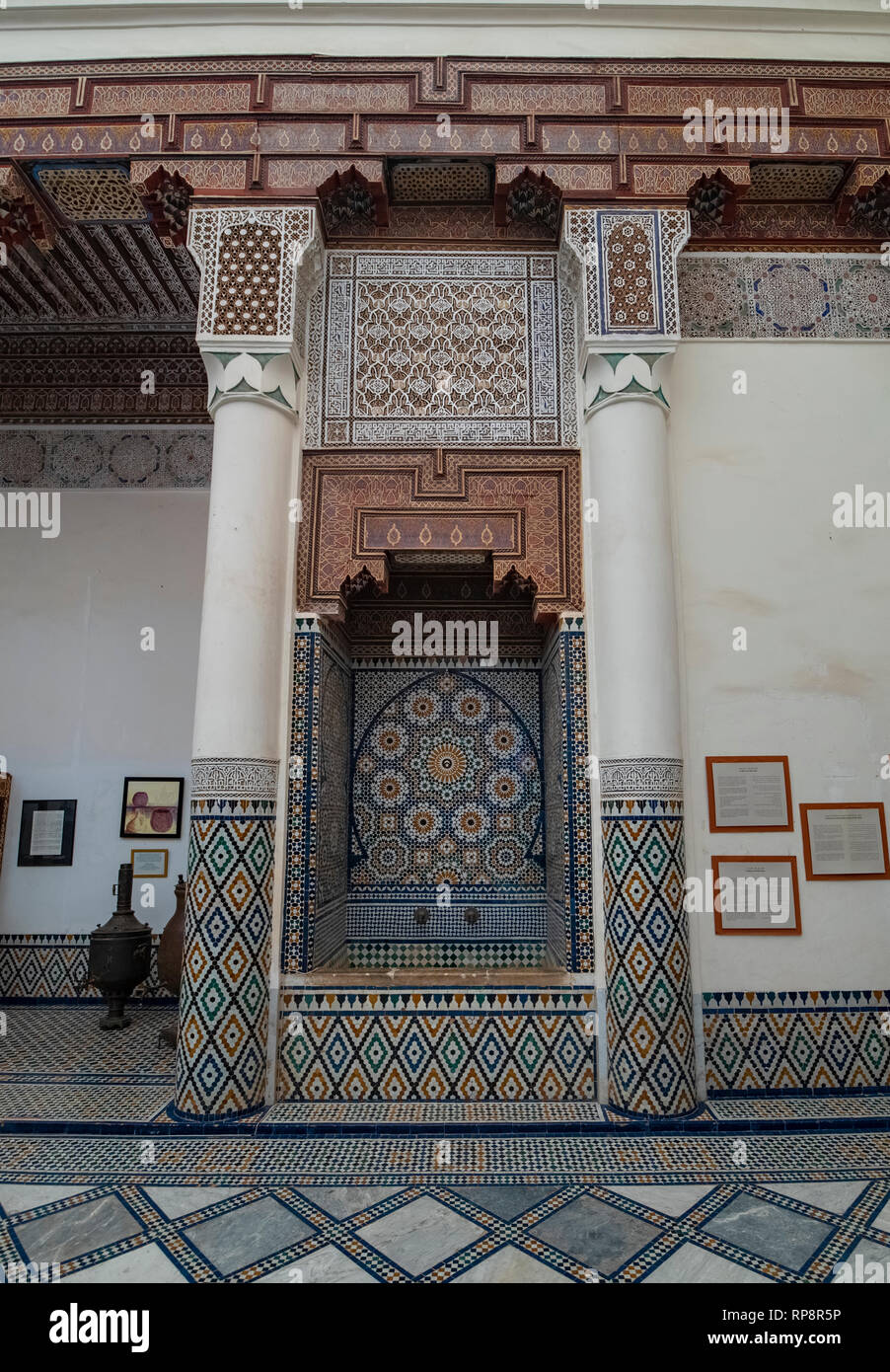 All'interno del Museo di Marrakesh situato nel dar Menebhi Palace. Il soffitto in legno. Musee de cortile di Marrakech in Marocco Foto Stock