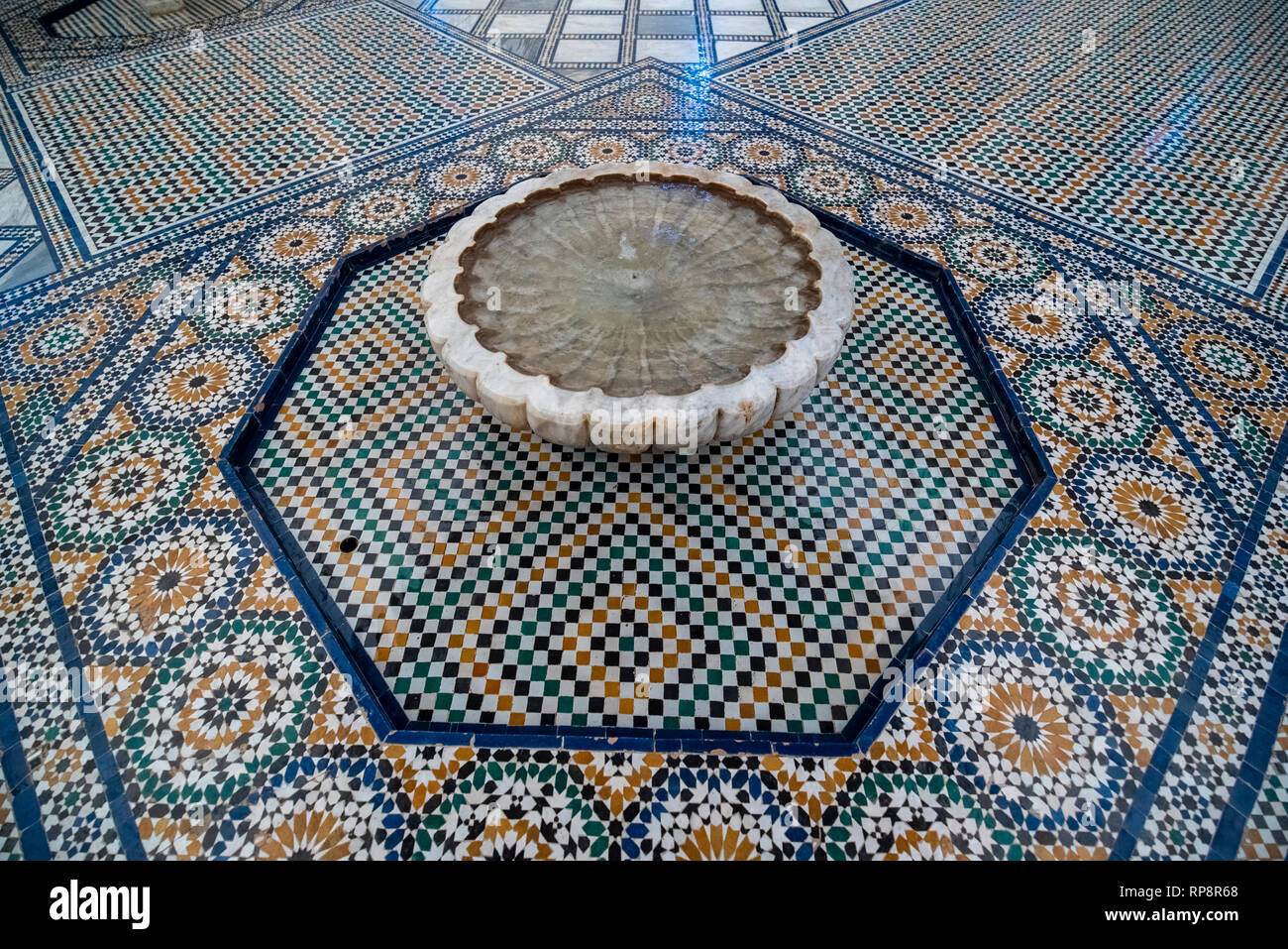 All'interno del Museo di Marrakesh situato nel dar Menebhi Palace. Il soffitto in legno. Musee de cortile di Marrakech in Marocco Foto Stock