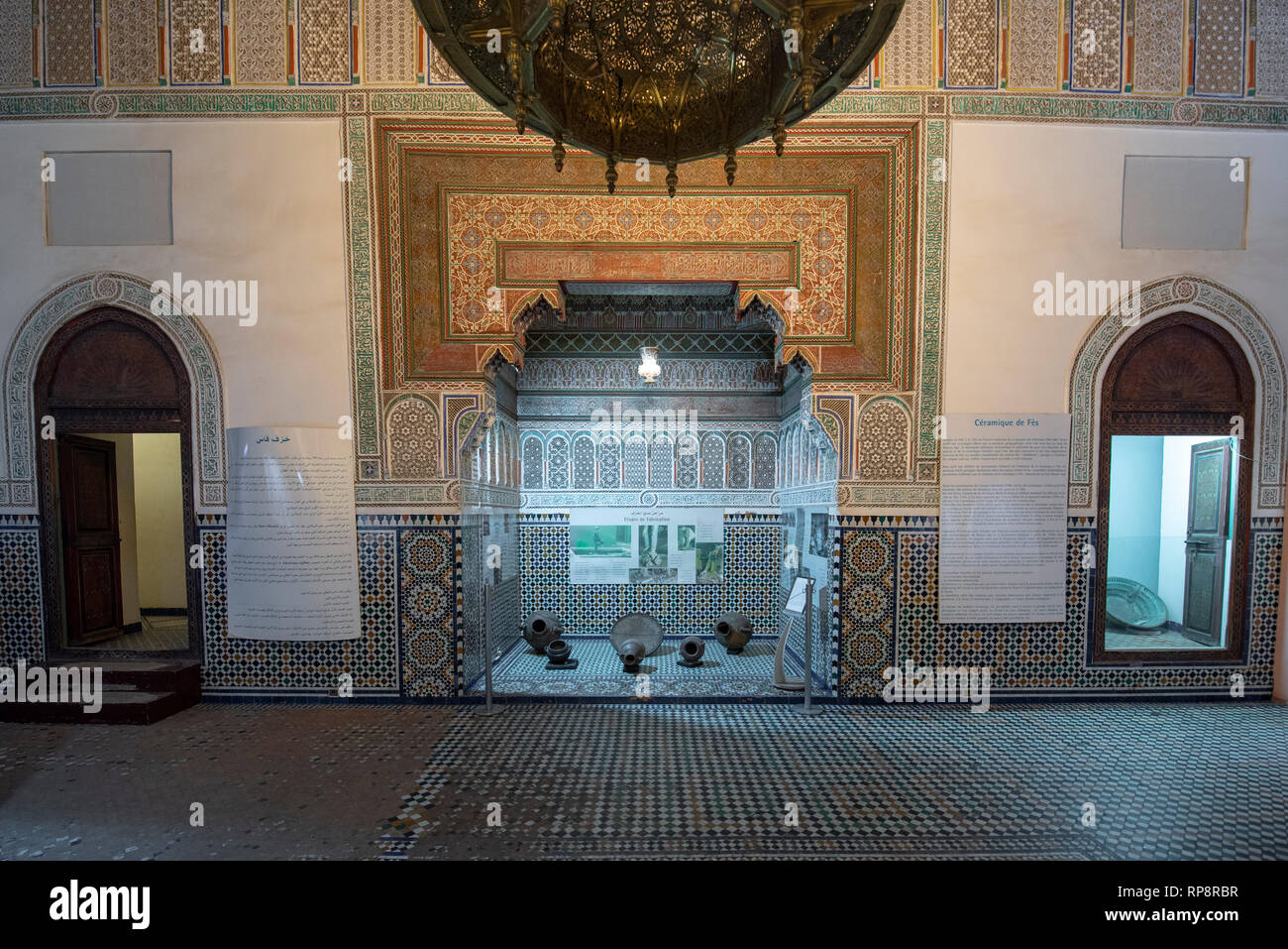 All'interno del Museo di Marrakesh situato nel dar Menebhi Palace. Il soffitto in legno. Musee de cortile di Marrakech in Marocco Foto Stock
