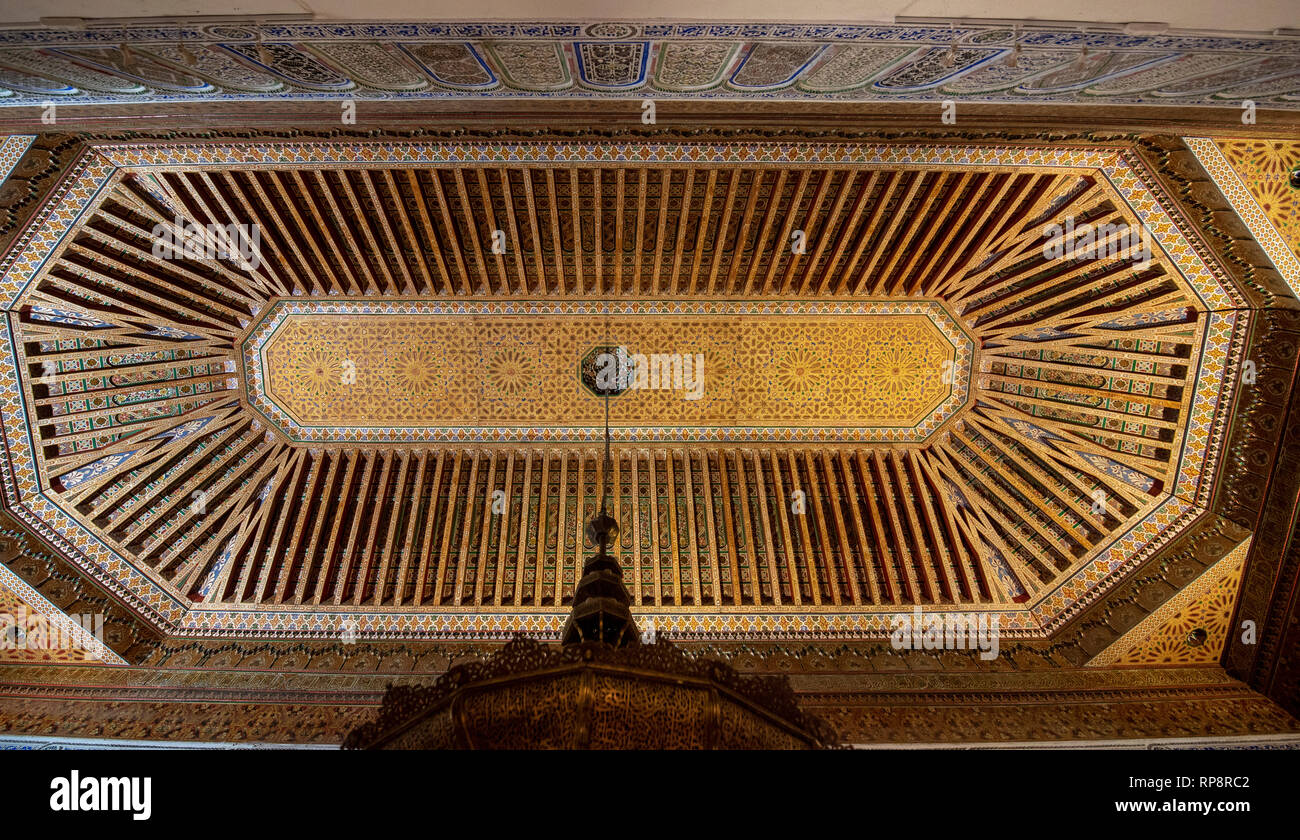 All'interno del Museo di Marrakesh situato nel dar Menebhi Palace. Il soffitto in legno. Musee de cortile di Marrakech in Marocco Foto Stock