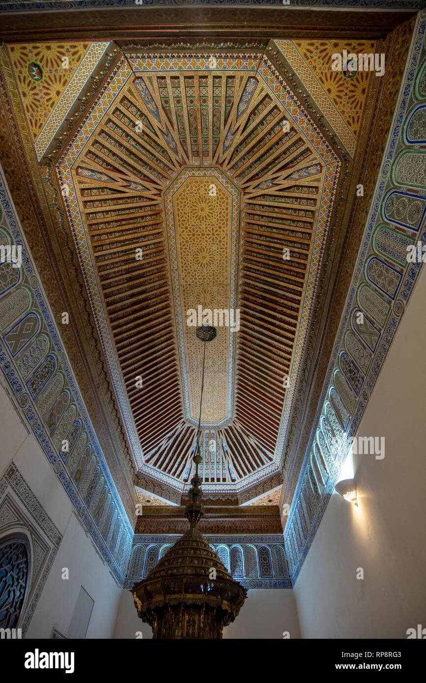 All'interno del Museo di Marrakesh situato nel dar Menebhi Palace. Il soffitto in legno. Musee de cortile di Marrakech in Marocco Foto Stock