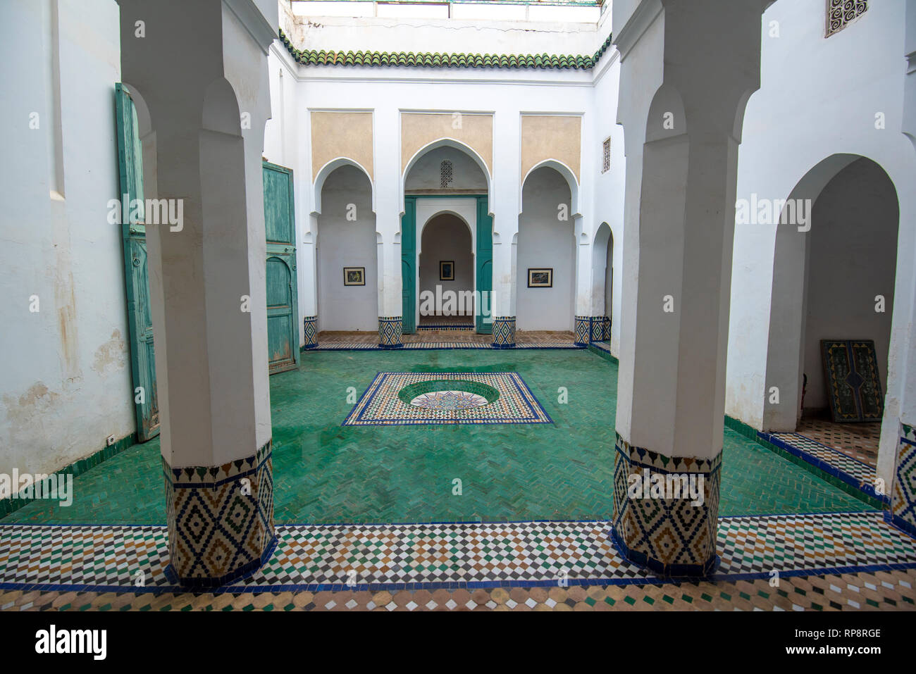 All'interno del Museo di Marrakesh situato nel dar Menebhi Palace. Il soffitto in legno. Musee de cortile di Marrakech in Marocco Foto Stock