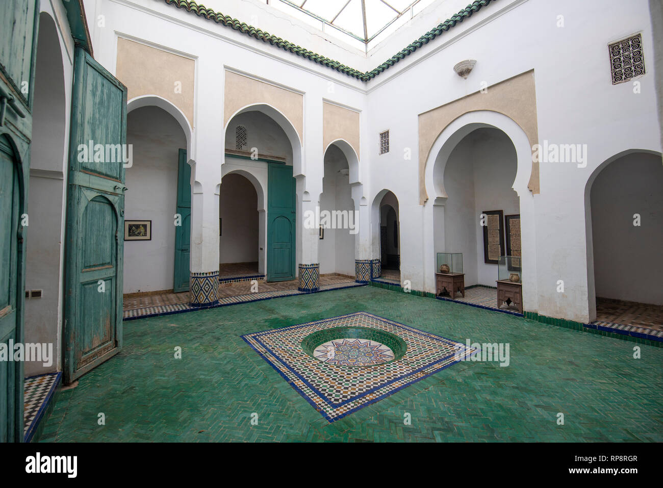 All'interno del Museo di Marrakesh situato nel dar Menebhi Palace. Il soffitto in legno. Musee de cortile di Marrakech in Marocco Foto Stock