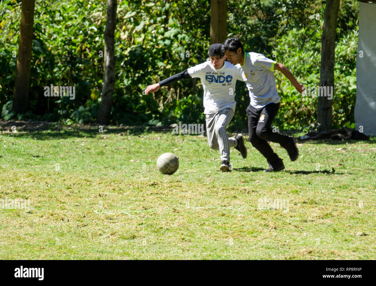 Ragazzi adolescenti play futbol (calcio) nel sole di mezzogiorno in Perù. Foto Stock
