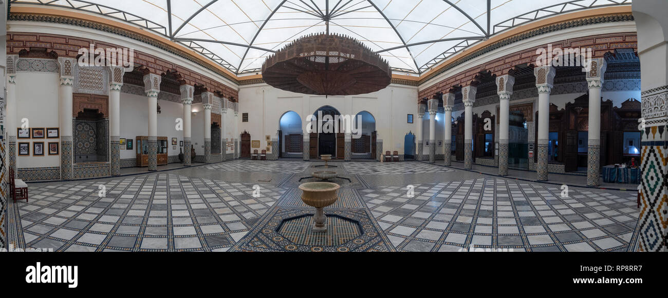 All'interno del Museo di Marrakesh situato nel dar Menebhi Palace. Il soffitto in legno. Musee de cortile di Marrakech in Marocco Foto Stock