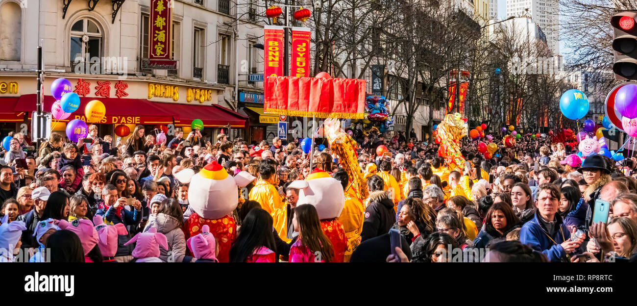 Parigi, Francia - 17 febbraio 2019. Ultimo giorno della celebrazione del Capodanno cinese festival in strada. Persone dragon lion spettacolo di danza costumi colorati. Foto Stock