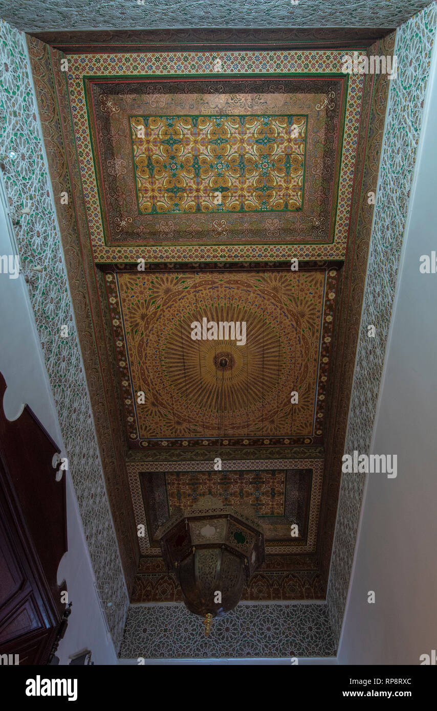 All'interno del Museo di Marrakesh situato nel dar Menebhi Palace. Il soffitto in legno. Musee de cortile di Marrakech in Marocco Foto Stock