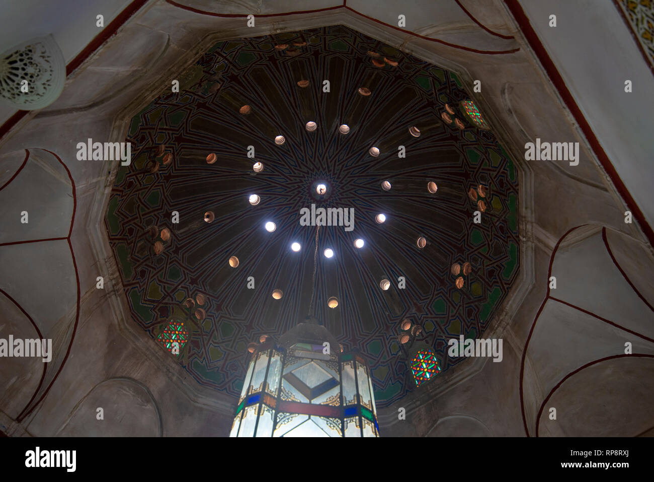 All'interno del Museo di Marrakesh situato nel dar Menebhi Palace. Il soffitto in legno. Musee de cortile di Marrakech in Marocco Foto Stock
