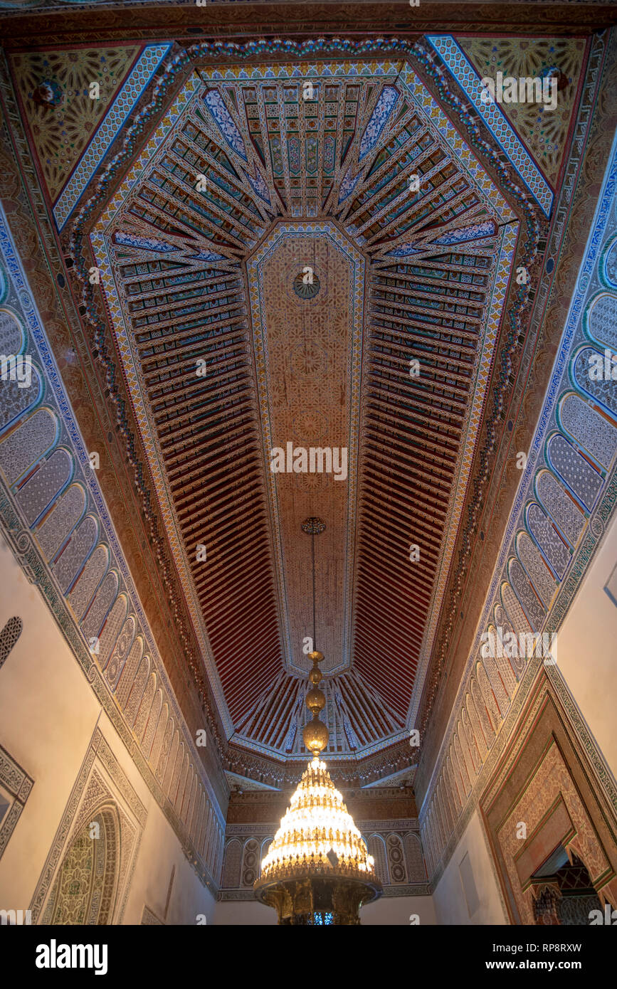All'interno del Museo di Marrakesh situato nel dar Menebhi Palace. Il soffitto in legno. Musee de cortile di Marrakech in Marocco Foto Stock