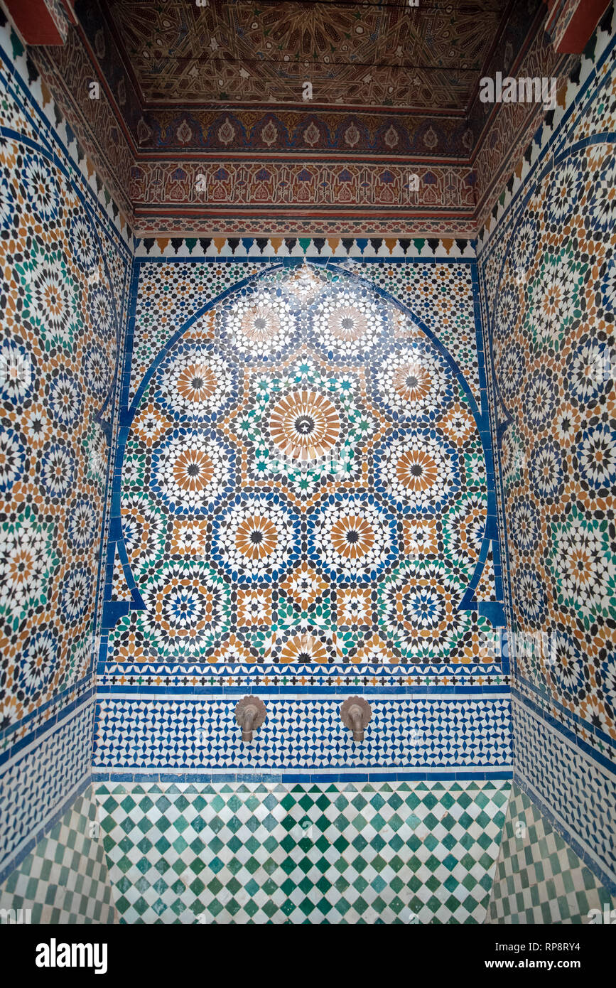 Arabo floral seamless pattern - tradizionale sfondo islamico. Elemento decorativo - tradizionale modello marocchino, colorate piastrelle a mosaico sullo sfondo Foto Stock
