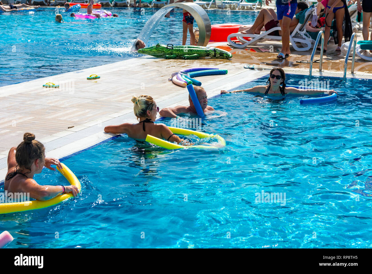 Alanya, Turchia - 05 ottobre 2018. Un gruppo di persone è impegnato in corsi di aerobica in acqua in blu chiaro l'acqua della piscina a Kirman Sidera Spa di lusso. Fitn Foto Stock