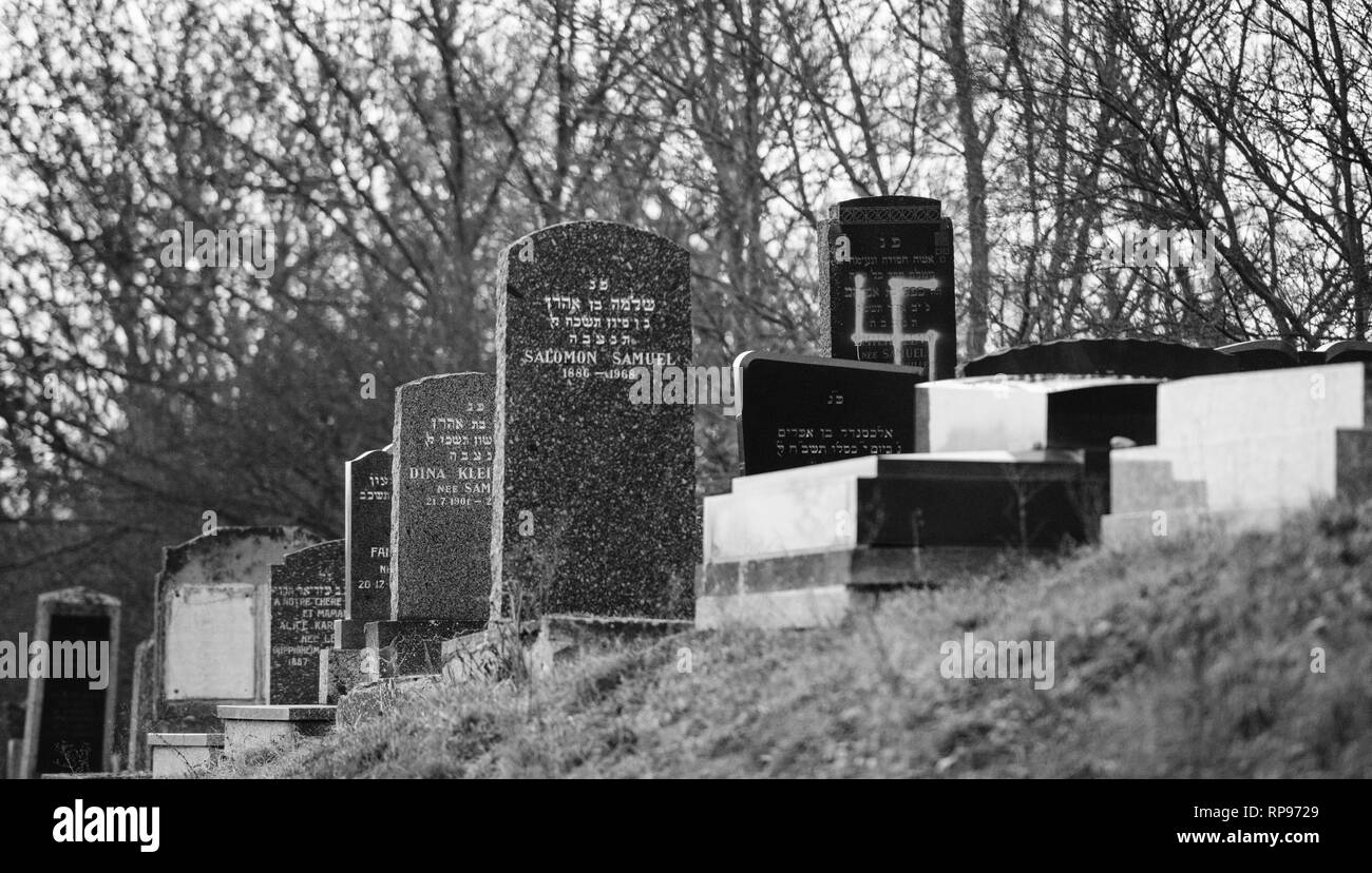 Immagine monocromatica di soggetto ad atti vandalici tombe con simboli nazisti in blu spray-dipinte sulle tombe danneggiato - Cimitero Ebraico in Quatzenheim vicino a Strasbourg Foto Stock