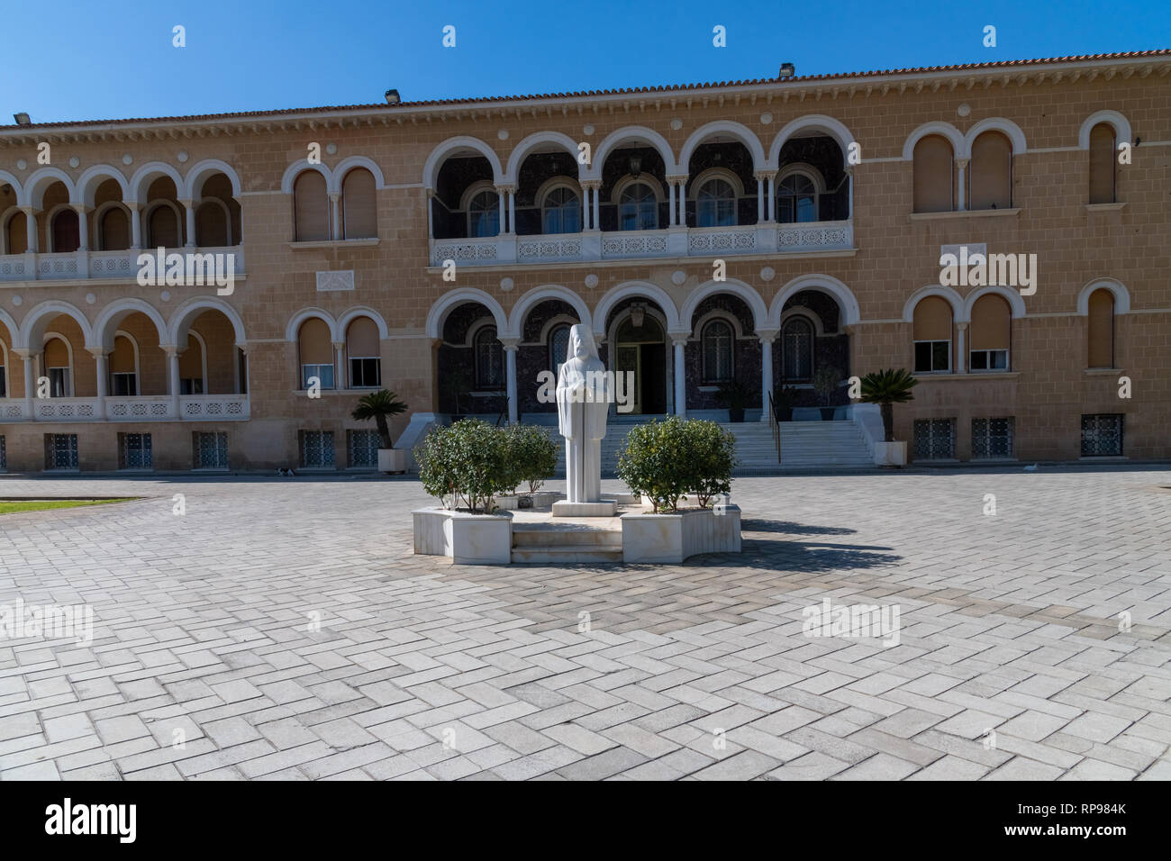 Cipro, in greco, Nicosia, Città Vecchia, monumento Arcivescovo Makarios e palazzo arcivescovile Foto Stock