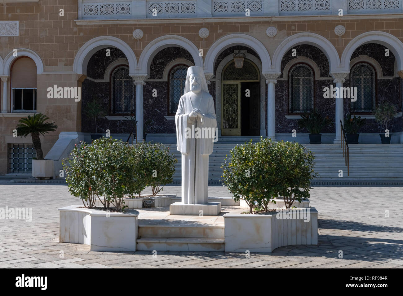 Cipro, in greco, Nicosia, Città Vecchia, monumento Arcivescovo Makarios e palazzo arcivescovile Foto Stock