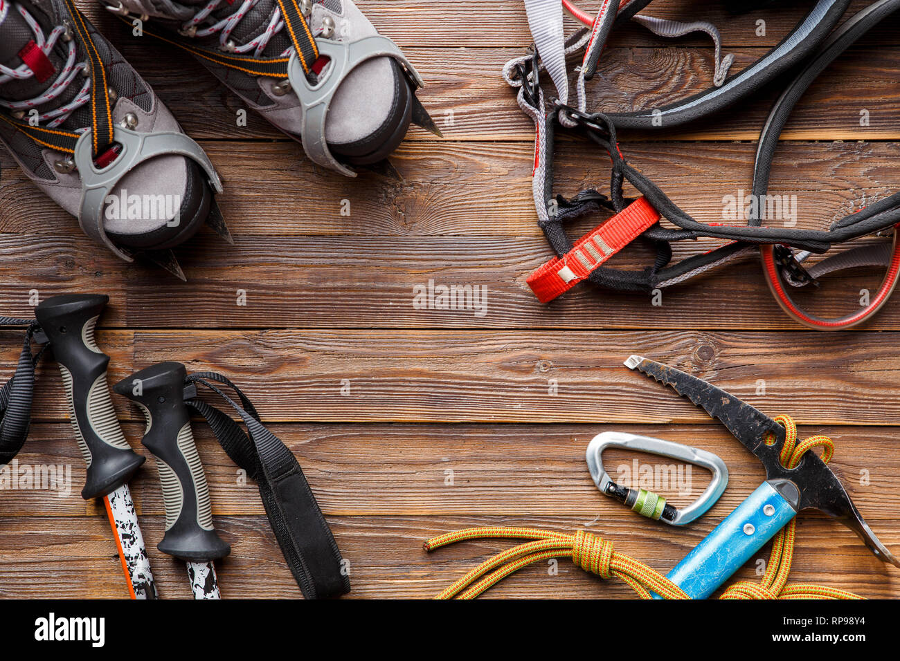 Immagine sulla sommità di bastoncini da sci, scarponi, picks su sfondo di legno. Foto Stock