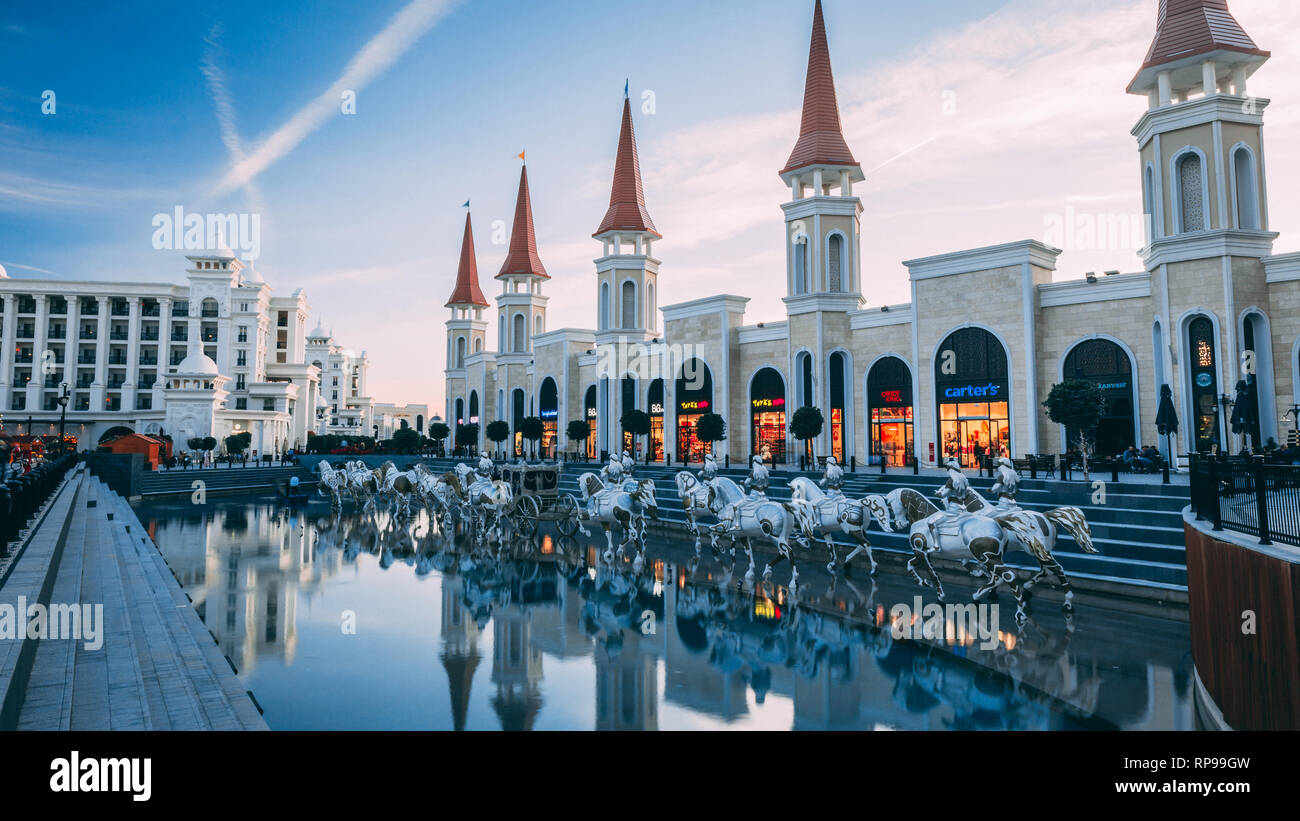 Antalya, Turchia - 1 Dicembre 2018: piscina principale con le statue in Terra di leggende tema mall. Di sera. Un grande centro commerciale per lo shopping. Foto Stock