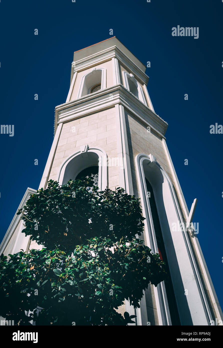 Antalya, Turchia - 10 Febbraio 2019: Tower con l'albero di fronte ad esso in terra di leggende tema mall. Alta torre, vista dalla parte inferiore. Vista in prospettiva Foto Stock