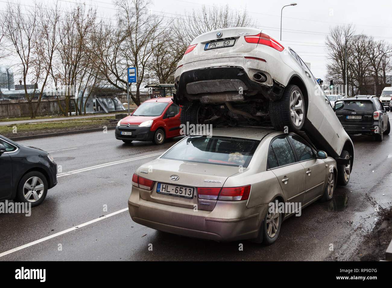 Rapinatore dirottato bmw x6 di scappare dalla polizia in retromarcia spinto nella vettura hyundai, Riga, Lettonia, 20 Febbraio 2019 Foto Stock