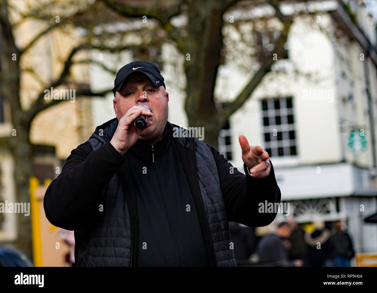 Caucasica cantante lirica rap freestyle sulle strade di Norwich allo scopo  di farsi un nome Foto stock - Alamy