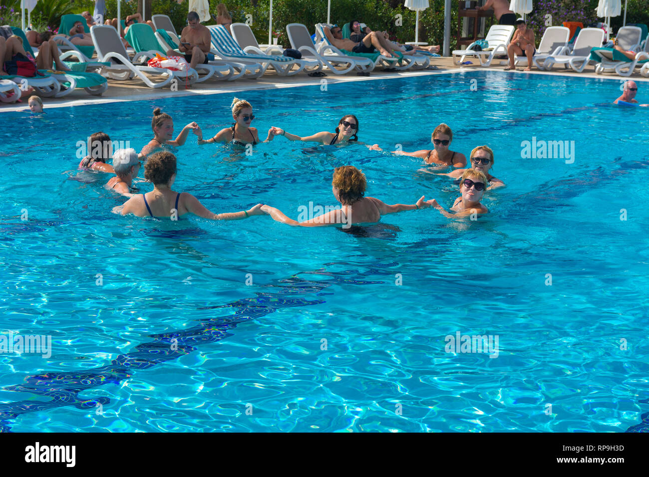 Alanya, Turchia - 05 ottobre 2018. Un gruppo di persone è impegnato in corsi di aerobica in acqua in blu chiaro l'acqua della piscina a Kirman Sidera Spa di lusso. Fitn Foto Stock