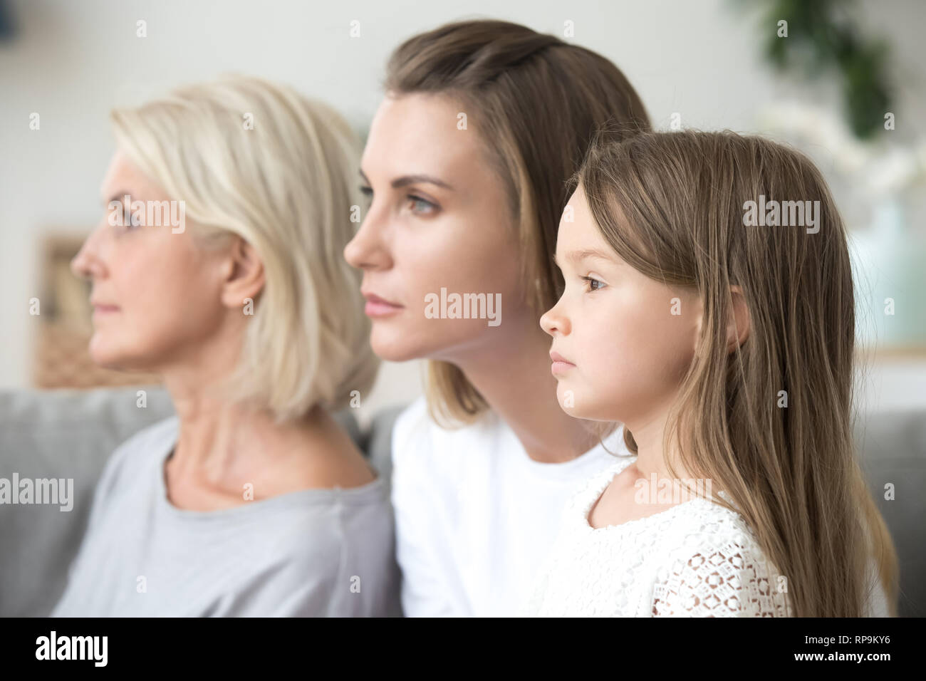 Profilo ritratto di famiglia, nonna, madre e figlia piccola Foto Stock