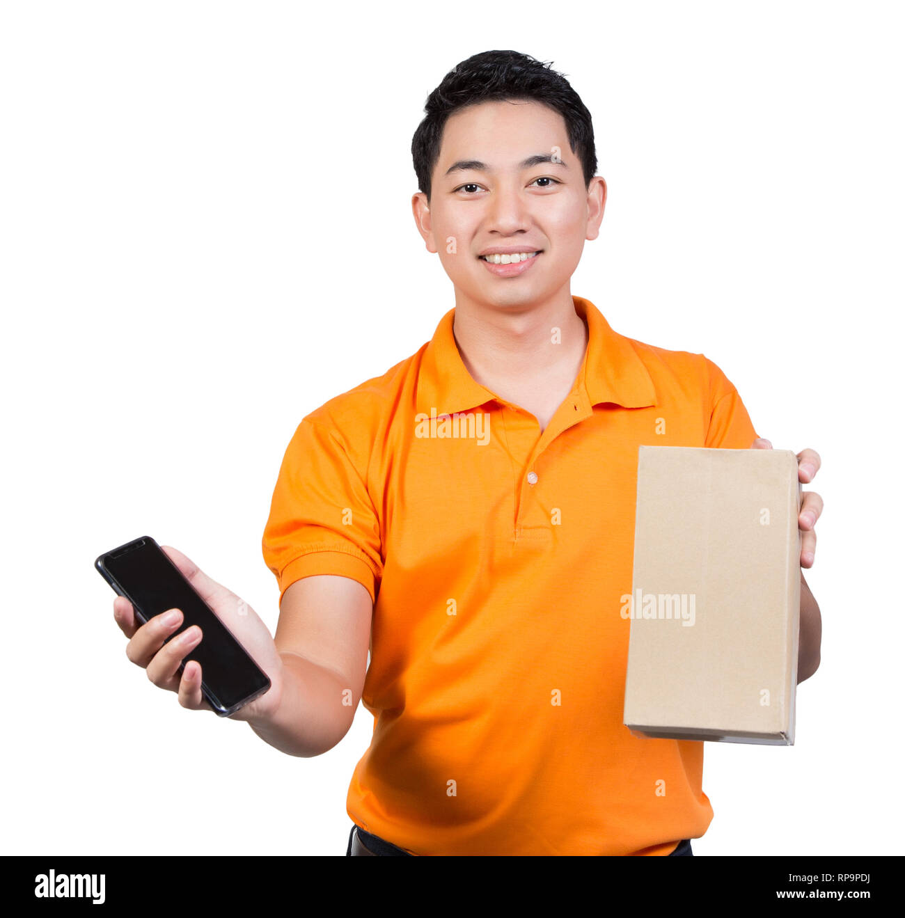 Giovane uomo confezione pacchetto faccia sorridere tenere in mano il telefono cellulare e il cartone isolato su sfondo bianco Foto Stock