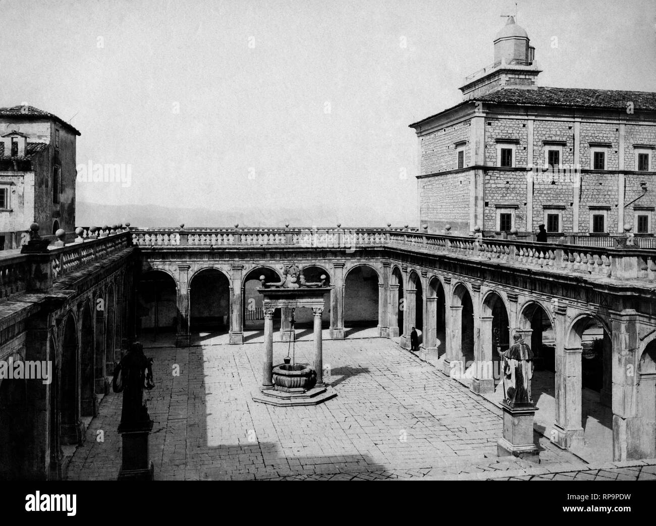 Cortile, Abbazia di Montecassino, Lazio, Italia 1910 Foto Stock