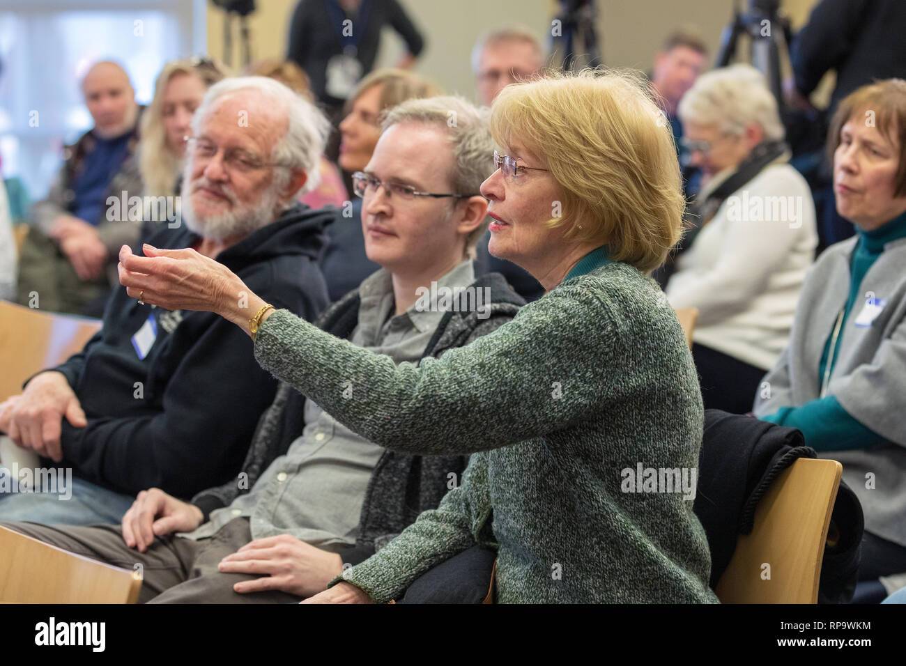 Iowa City, Iowa, USA. 18 Febbraio, 2019. California quindicesimo distretto Congressman Eric Swalwell testato le acque per una esecuzione presidenziale presso un pubblico lib Foto Stock