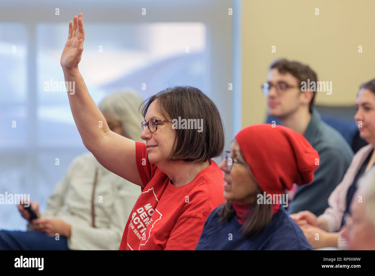 Iowa City, Iowa, USA. 18 Febbraio, 2019. California quindicesimo distretto Congressman Eric Swalwell testato le acque per una esecuzione presidenziale presso un pubblico lib Foto Stock