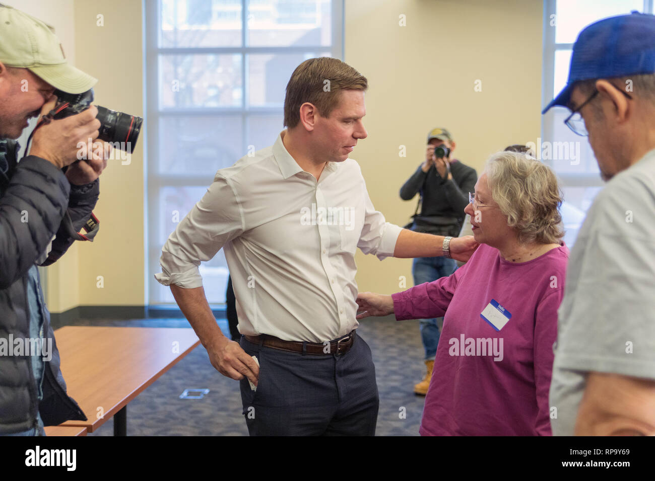 Iowa City, Iowa, USA. 18 Febbraio, 2019. California quindicesimo distretto Congressman Eric Swalwell testato le acque per una esecuzione presidenziale presso un pubblico lib Foto Stock